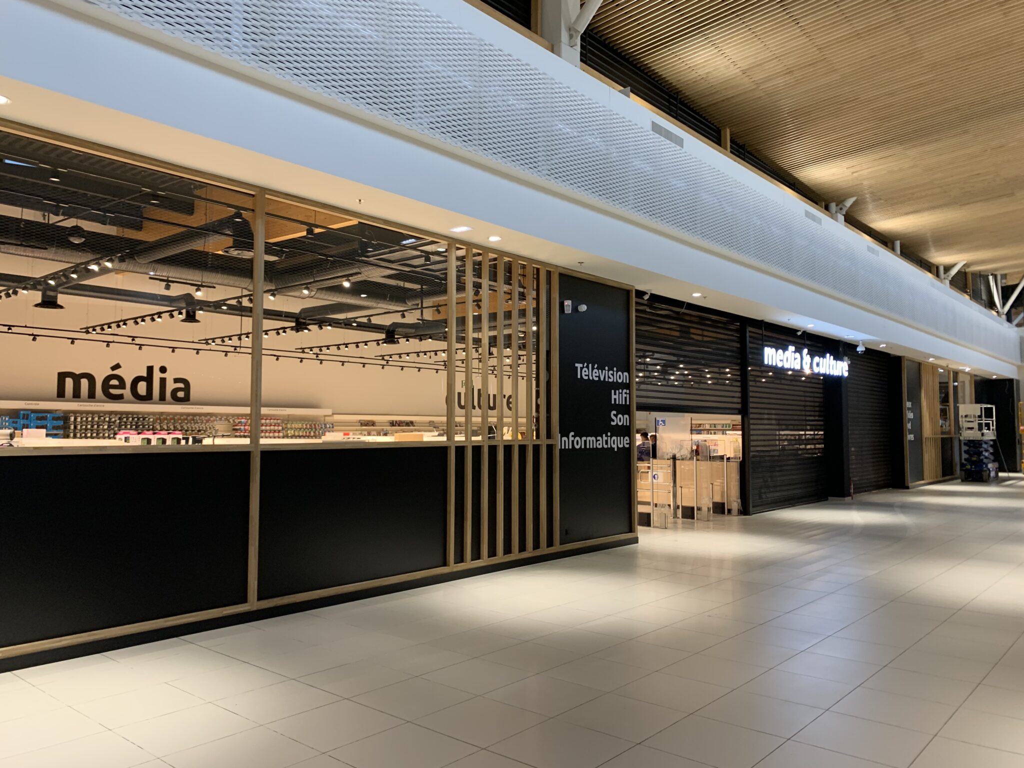 Carrefour Aurillac - galerie marchande